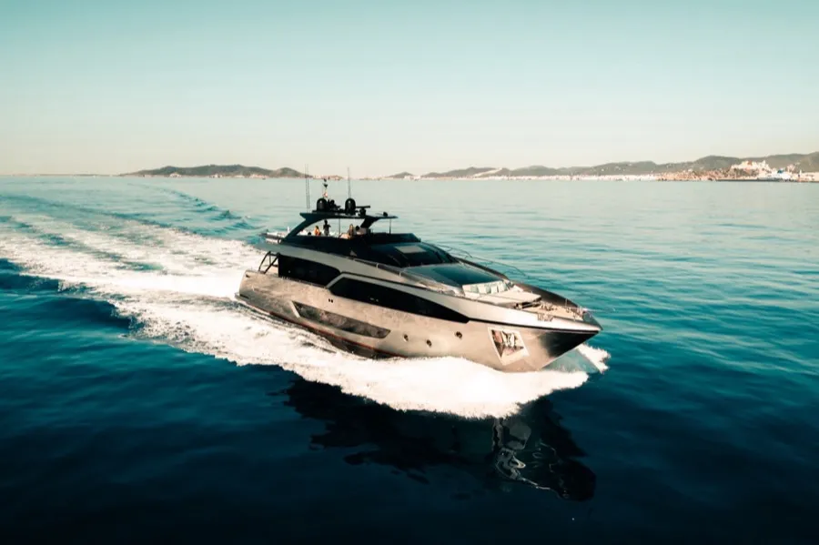 Ella — Een meesterwerk van varen — verfijning en distinctie op volle zee.